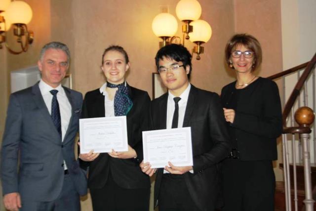 Isoline et Jean-Baptiste sont entourés par Laurent Cartier du restaurant Les Terrasses d'Uriage et Sophie Abraham du lycée Lesdiguières à Grenoble