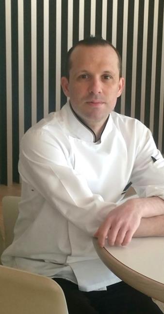 Loïc Colliau arrive à l'Hôtel du Castellet.