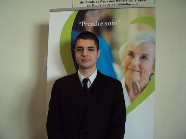 Nikola Rajic peut-être devant l'affiche de son nouvel employeur