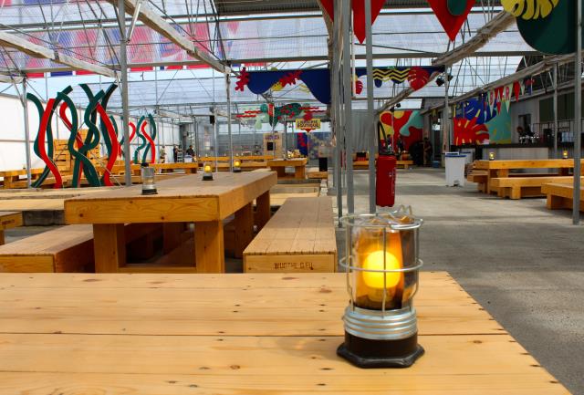 La Cantine du voyage compte 300 couverts et une quarantaine de personnes vont se relayer en cuisine et au service durant tout l'été.