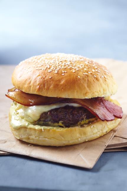 Le Marcel Michelin : Boeuf  de race Limousine, Saint-Nectaire AOP, Crème  Moutarde maison, Lard grillé, Ciboulette