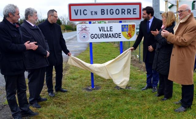 Inauguration du panneau Ville gourmande pour Vic-en-Bigorre en février.