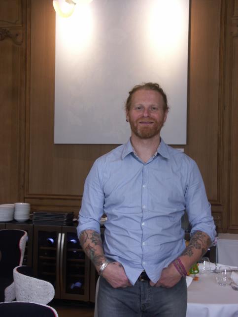 Entre designe et classicisme grand siècle, le chef tatoué a trouvé sa place.