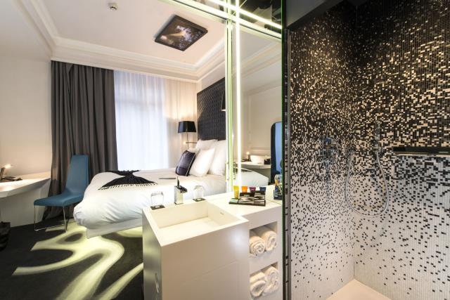 Une chambre du Vertigo, avec écran plat au plafond pour donner le tournis.