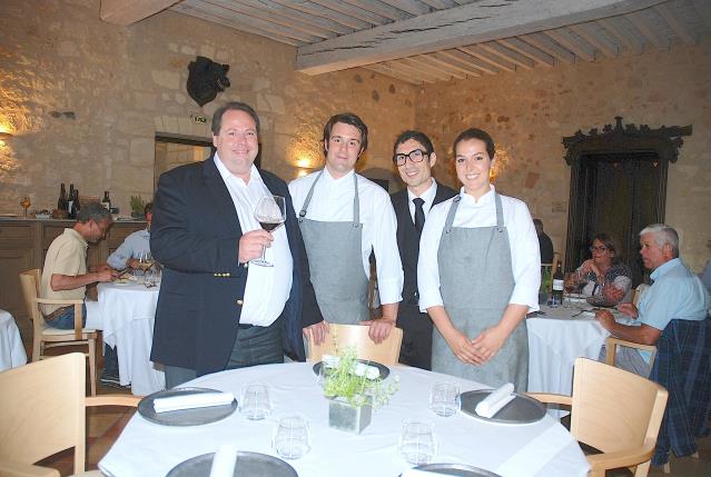 De droite à gauche, Jean-Luc Zell- régisseur du Château- Jacopo Bracchi, chef de cuisine-, Giovanni Curcio, gérant et sommelier de la Table D'Agassac, Maria Anedda, second de cuisine
