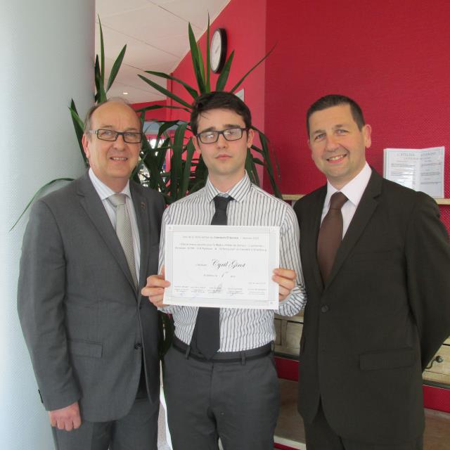 Cyril Girot est entouré par Aurélien LEPLLUMEY Enseignant en Commercialisation et service de restauration en section BTS et Jean-Pierre LESAGE Chargé de Mission Alternance au groupe FIM.