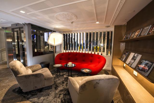 Les tons chauds des canapés et fauteuils contrastent avec les murs aux teintes froides.