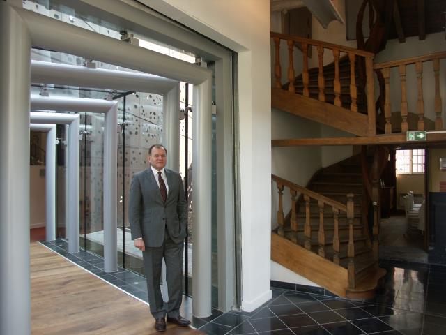 André Grosperrin entre l'ancien et le nouveau batiment.