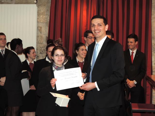 Jéromine est accompagné par Joseph Desserprix 1er Maître d'Hôtel au restaurant Alain Ducasse au Plaza Athénée et Ambassadeur Ô Service