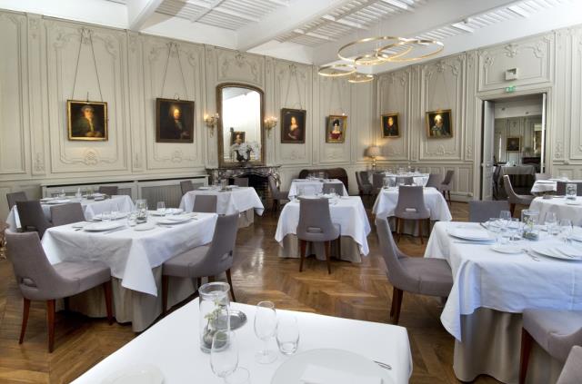 La noble demeure cultive l'art de l'élégance et du raffinement. Ici, l'une de ses trois salles de restaurant rouverte le 13 janvier, le salon des portraits.
