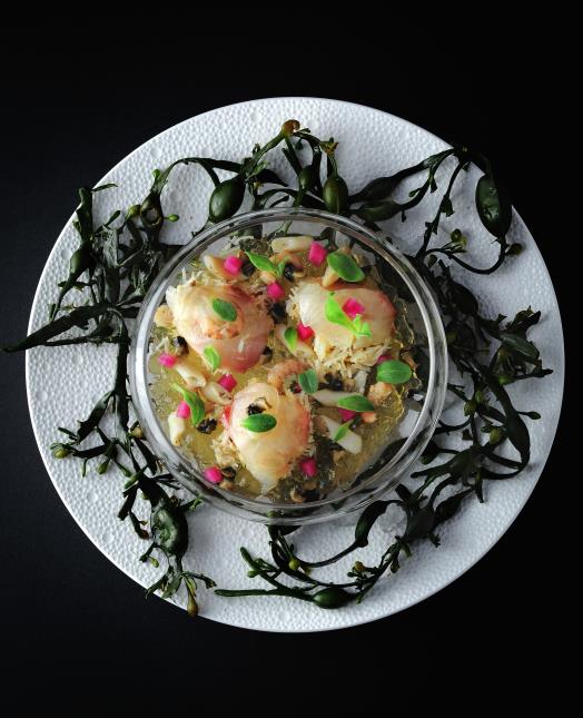 Vivier-sur-Mer : Tourteau, dorade, couteaux, bigorneaux, crevettes grises et petits légumes assaisonnés d'une sauce tosazu.