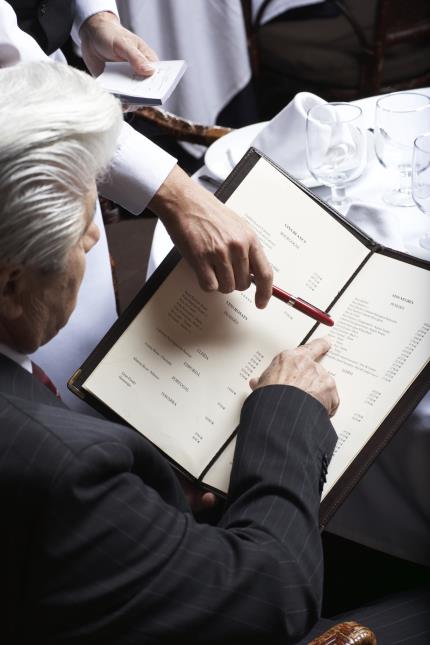 Chaque établissement doit avoir, dans son personnel, une personne qui possède un minimum de connaissances sur les boissons en général et les vins en particulier.