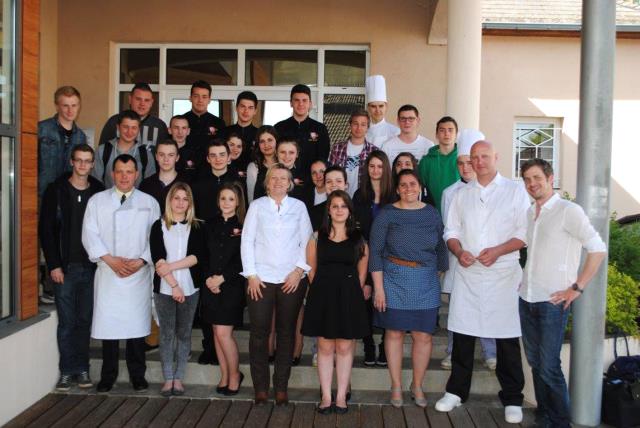 28 élèves de l'école ont été intégrés au festival pour seconder les chefs et le service en salle. En bas à droite : Catherine Bernard-Astier, Christophe Lacroix et Olivier Boccon-Gibod dir. des Francos Gourmandes.