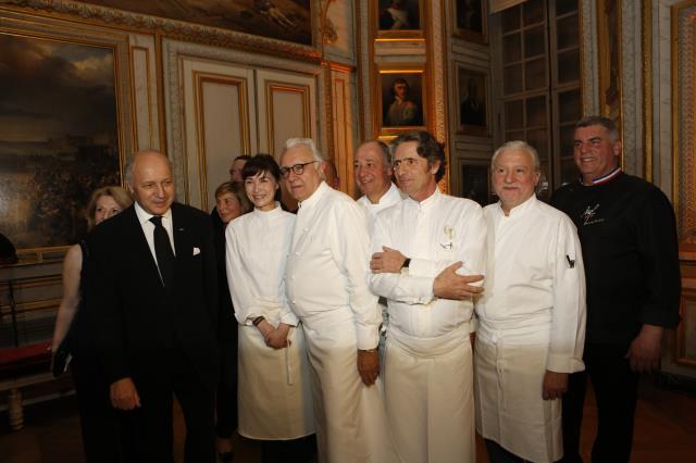 Laurent Fabius avec Fumiko Kono, Alain Ducasse, Marc Haeberlin, Gérald Passédat, Alain Dutournier et Xavier Thuret.