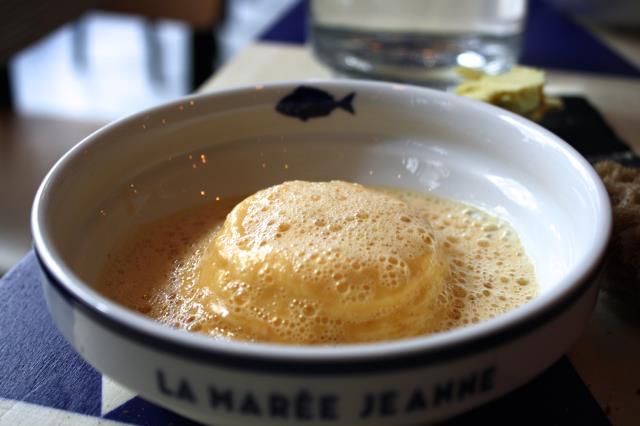La mousseline soufflée et sa sauce homardine de La Marée Jeanne, Paris IIe