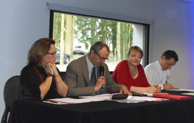 De g à d : Anne-Laure Alléard, présidente des hôteliers, Eric Jouanen, Sandrine Poulain, présidente des cafetiers/discothécaires et Stéphane Louveau, président des restaurateurs.