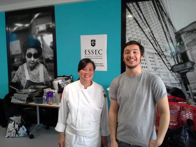 La chef thaïlandaise Ja et le jeune entrepreneur Norman Kolton dans le Knowledge Lab de l'ESSEC, où ils ont pu tester leur projet de restauration « Street » durant trois jours.
