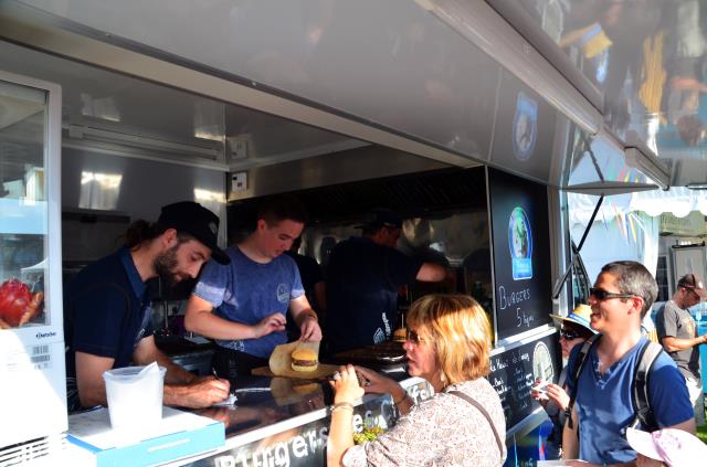 L'édition 2015 des Francos-gourmandes s'est construite autour des foodtrucks où des chefs officient comme ici l'équipe de Gilles Fraïoli et les Burgers des chefs.