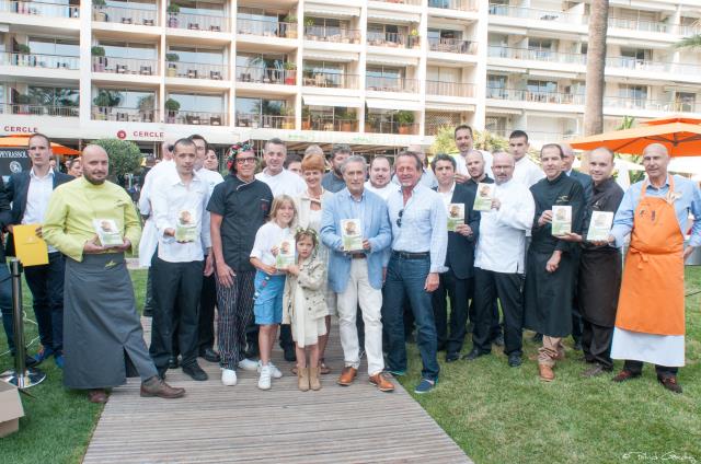 Jacques Gantié dans les jardins du Grand Hôtel, aux côtés de quelques-uns des participants. On reconnait notamment Christian Sinicropi, Pascal Picasse, Laura, Stéphane Raimbault, Denis Fétisson, Didier Chouteau, Sébastien Broda, Sébastien Mahuet, Matthieu