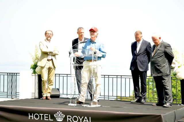 Franck Riboud entouré de ses collaborateurs : Laurent Sacchi, président de l'Évian Resort, Laurent Roussin, directeur général du Royal, Yannick Le Hec, directeur général de l'Évian Resort. À droite, Marc Francina, député et maire d'Evian.