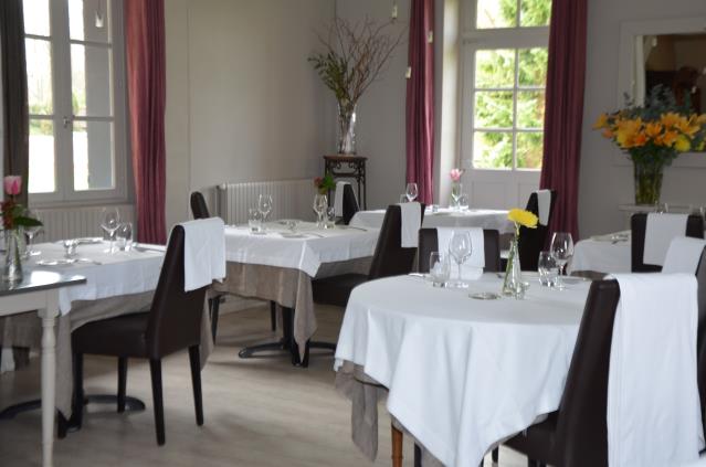 Une salle sobre et cosy.