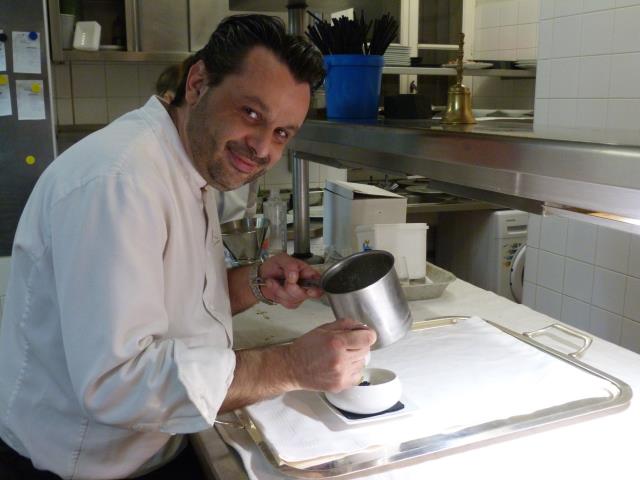 Le Chef Gérald Garcia, en cuisine. La Pomarède