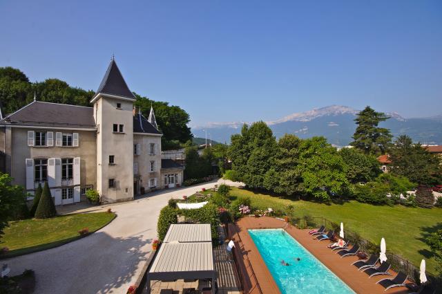 Ce château situé à 10 minutes de Grenoble est une étape propice à la détente, avec son parc planté d'arbres, sa piscine, son Spa… Tout contribue à en faire un lieu de sérénité.