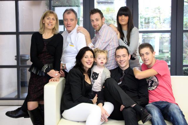 Désormais, c'est avec leurs leurs deux enfants et leurs conjoints que Pascale et Patrick Henriroux (en haut à gauche) tiennent La Pyramide, établissement d'aujourd'hui 48 salariés.