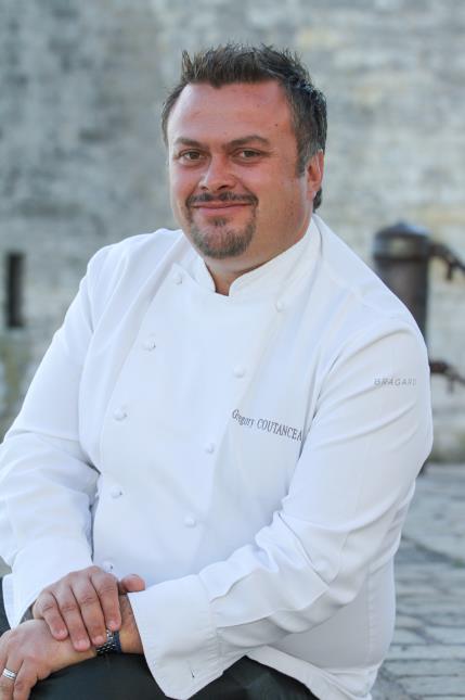 Pour la saison estivale, le chef Grégory Coutanceau a recruté 2 personnes en salle et 2 autres en cuisine, qu'il a réparties entre son restaurant Les Flots et sa brasserie L'Entracte, à La Rochelle (17).