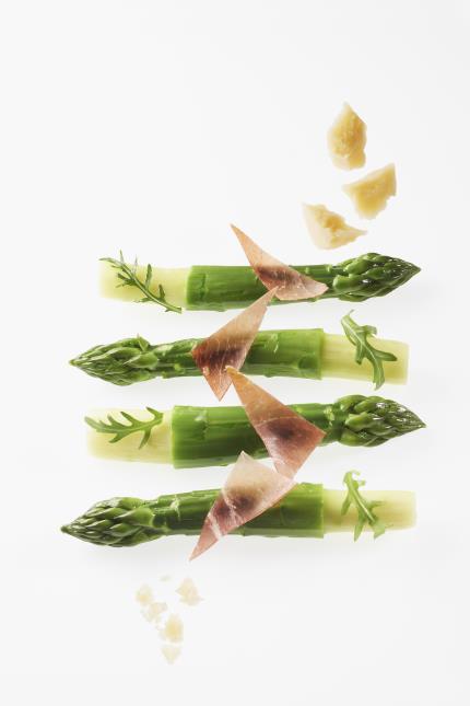Belles Asperges Vertes roulées au lard de Colonnata, Copeaux de Culatello di Zibello, Parmesan 'Grande Réserve', sabayon à l'huile d'olive – citron.