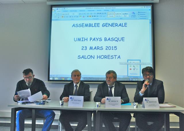 A la tribune de droite à gauche, Bruno Dottax, co-président de l'Umih Pays Basque, Roland Héguy, président confédéral de l'Umih, Michel Veunac, Maire de Biarritz, Pierre Barat, co-président de l'Umih Pays Basque