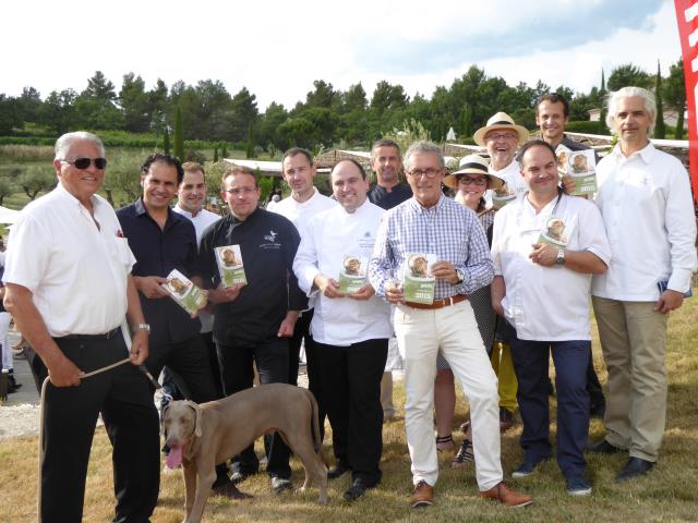 Jacques Gantié, Werner Wunderli, directeur de La Coquillade (à g.) et Christophe Renaud (4e en partant de la g.), aux côtés des chefs du Vaucluse qui avaient préparé les buffets de la 24e édition.