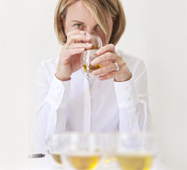 Fabienne Roux, élaïologue, est fondatrice de la Haute école française de dégustation d'huiles d'olive.