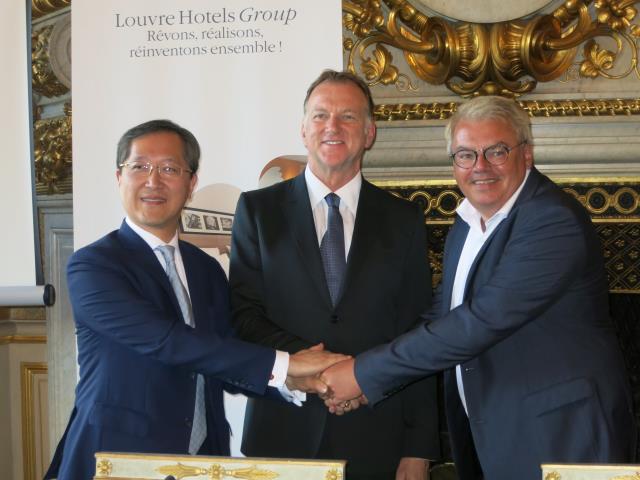De gauche à droite : Wenjun Chen, vice-président de Jin Jiang International, Thomas Magnuson, président de Magnuson Wolrdwide, et Pierre-Frédéric Roulot, président de Louvre Hotels Group, lors de la signature du partenariat