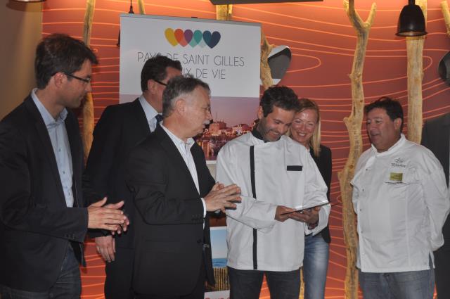 Joël Giraudeau (de profil au centre) et Sylvain Maran (au centre) lors de la remise de la plaque officielle.