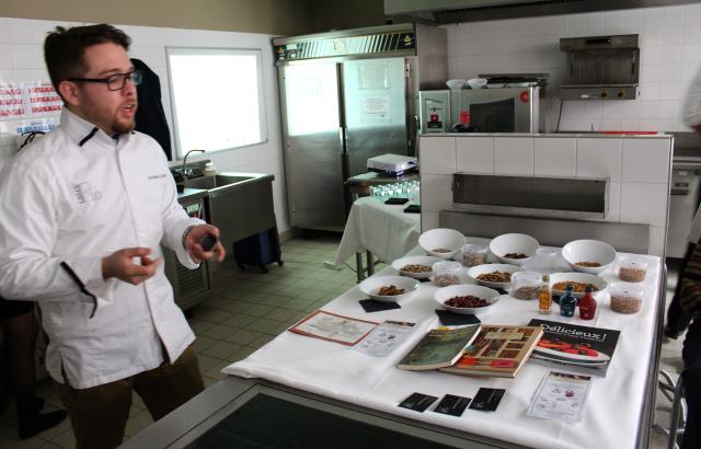 Le chef d'origine mexicaine Antonio Barenque Cortes cuisine sauterelles, vers, thermites ou punaises comme n'importe quels autres produits, partant du principe que « ces insectes sont, avant tout, riches en protéines ».
