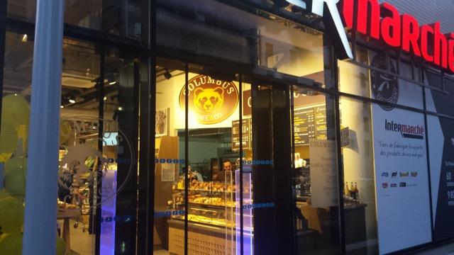 D'une superficie de 20 m2 (80 places assises), un espace Columbus Café & Co a ouvert en janvier à l'entrée d'un Intermarché d'Issy-les-Moulineaux. Le pilote a été validé.