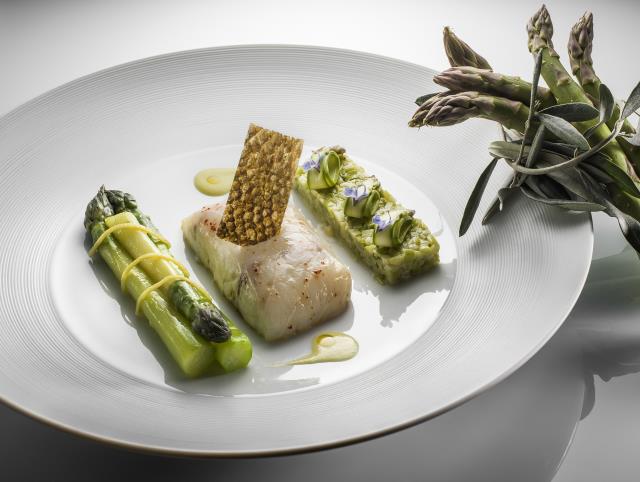 Un chef/une recette : Loup de ligne aux asperges vertes de Pertuis, émulsion d'huile d'olive fruitée noire