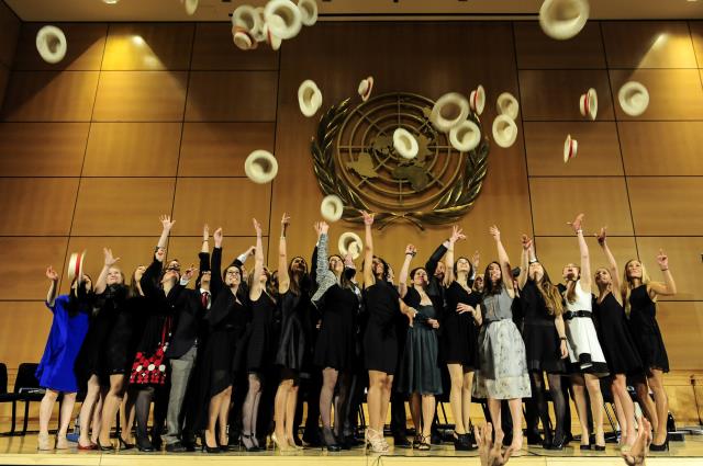les nouveaux diplomés de l'EHG - Major de promotion : Naïri Haroutounian - Sandrine Magnin 