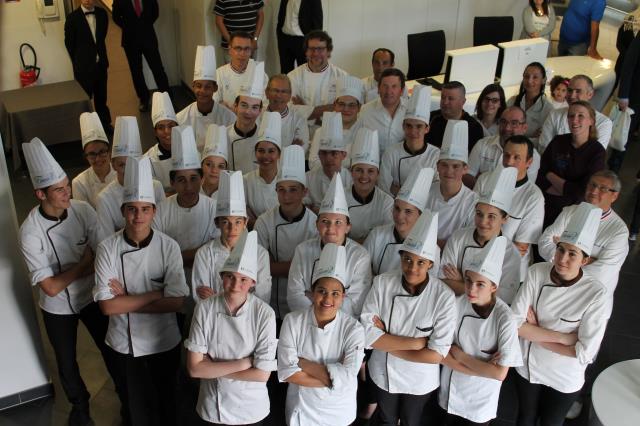 Les élèves, le jury, les professeurs au concours de pâtisserie du Lycée Georges Frêche