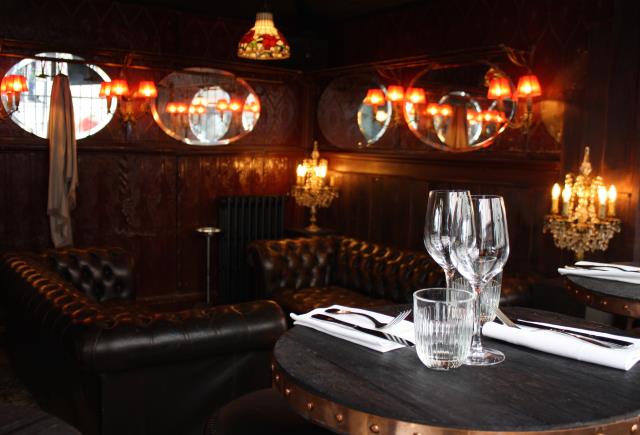 Ambiance pub à La Grille, Paris Xe