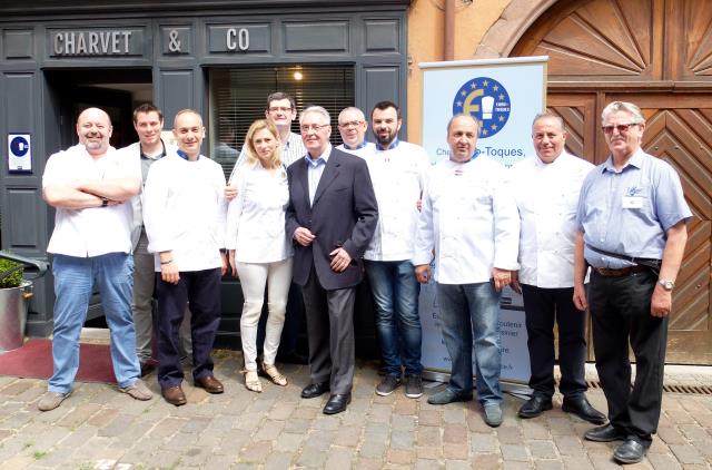 Christian Leclou, Benoît Charvet et Daniel Rameau, membres d'Euro-Toques entourés de chefs alsaciens dont Emile Jung.