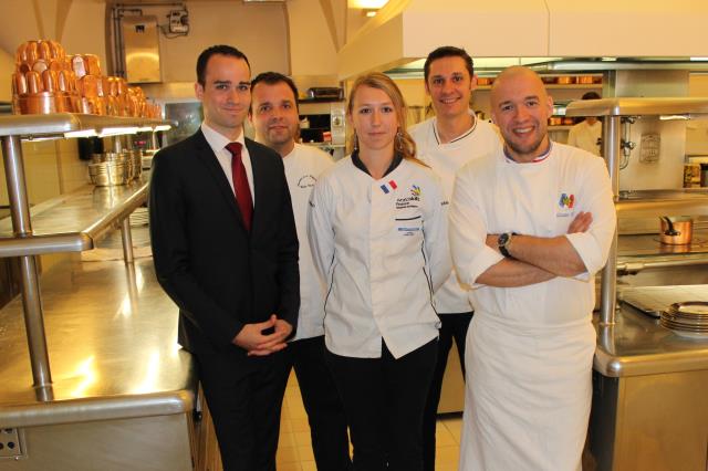 Sur la photo de gauche à droite : Charles-Henri Moëc : Chef d'équipe de l'équipe de France pour WorldSkills, Cédric Chabaudie : Sous-Chef des cuisines, Caroline Liénart : Candidate en Cuisine pour représenter la France, Lionel Veillet : Sous-Chef des cuis