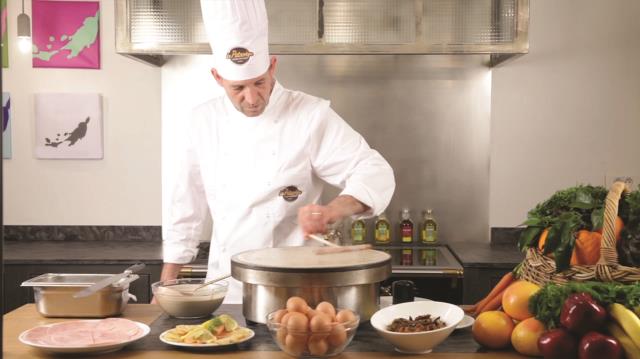 Olivier Maurin, expert cuisine de Patacrêpe, dans la vidéo expliquant le « fait maison », diffusée dans les restaurants Olivier Maurin, expert cuisine de Patacrêpe, dans la vidéo expliquant le « fait maison », diffusée dans les restaurants Le Patacrêpe