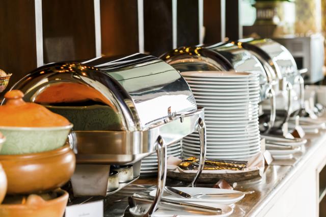 Les viennoiseries, biscottes et gâteaux 'maison' doivent être présentés en petite quantité sur le buffet (toujours accompagnés d'une pince).