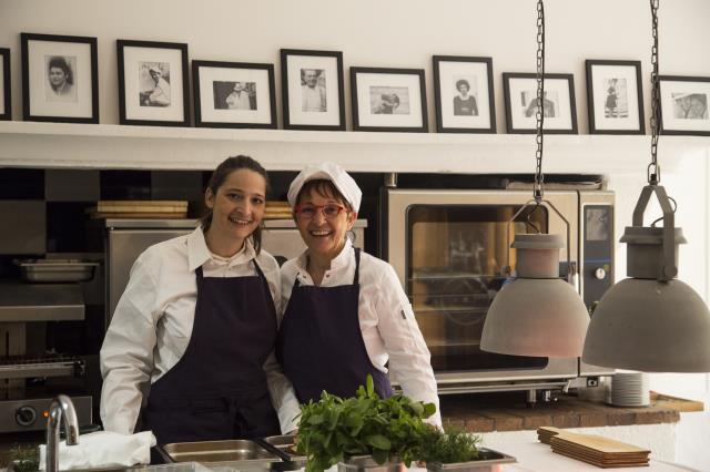 En cuisine, derrière Reine et Nadia, les photos de famille, des parents de Guy aux filles de Julia.