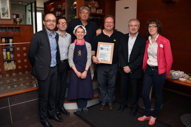 De gauche à droite, Gwendal Rouillard député du Morbihan, Hubert Vendeville d'EVEA Tourisme, Nathalie et Arnaud Beauvais les propriétaires, Philippe Quintana président de l'APIIH, Norbert étairie maire de Lorient, et Marie Doray d'EVEA Tourisme)