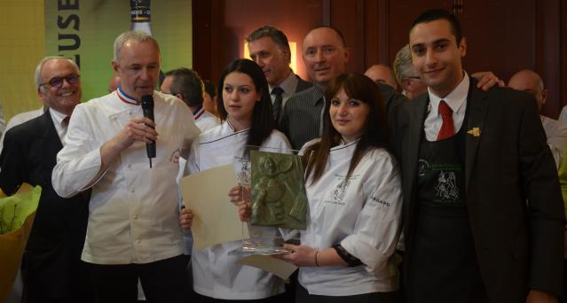 Les lauréats, Stella Mouradyan (MC Dessert de restaurant),  Maelle Giardina (1ere année BTS) et Quentin Goepfert (MC Sommellerie) avec à leur gauche, Patrice Broussou, proviseur du lycée de Grenoble et Philippe Girardon, MOF président du jury, et derrière