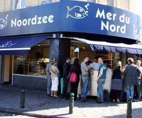 La Mer du Nord est une bar à poisson street food bien connu dans le centre de Bruxelles.
