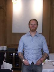 Entre designe et classicisme grand siècle, le chef tatoué a trouvé sa place.